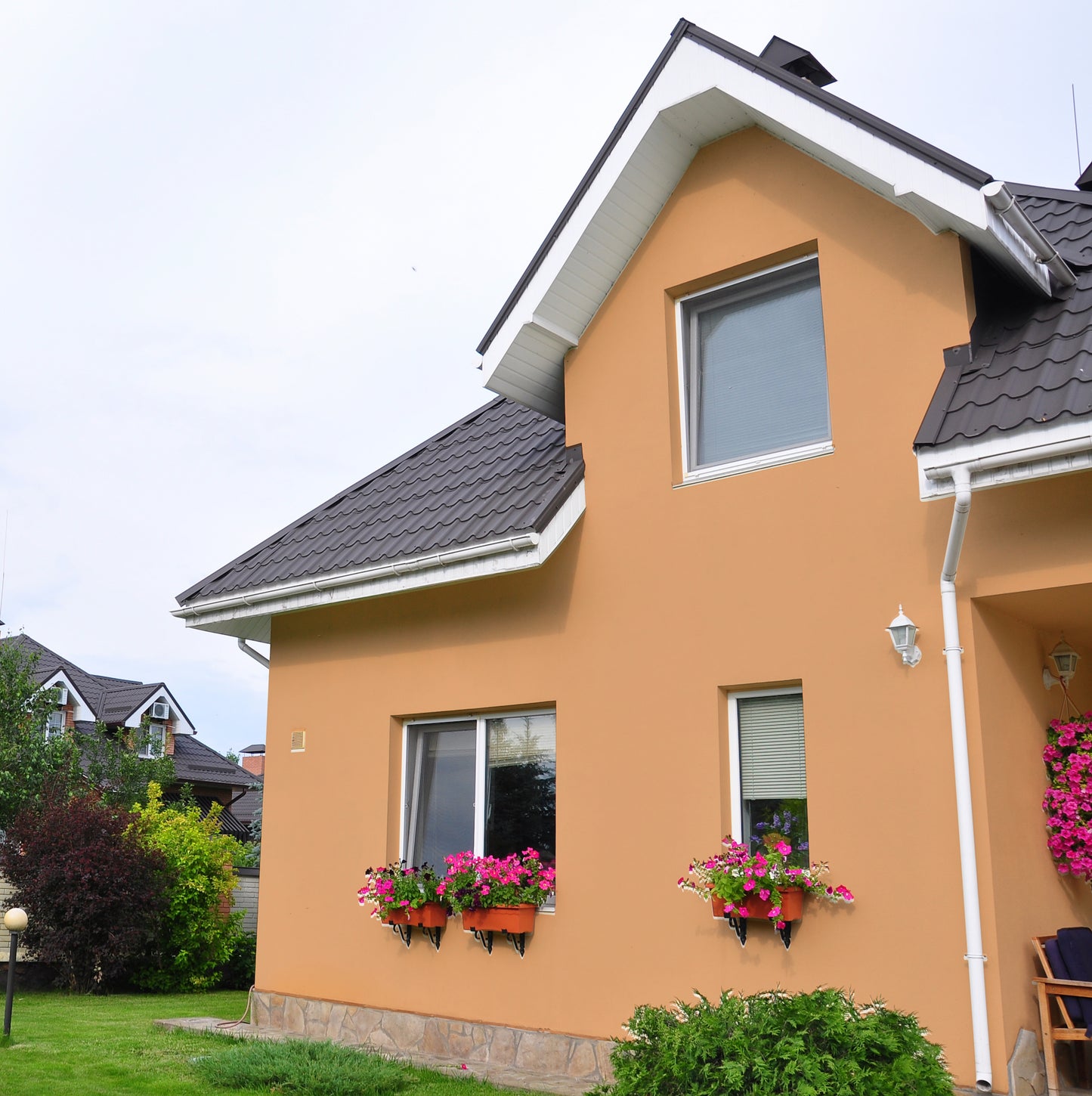 Derendo Fassadenfarbe Aprikose mit ULTRA Wetterschutz und Abperleffekt