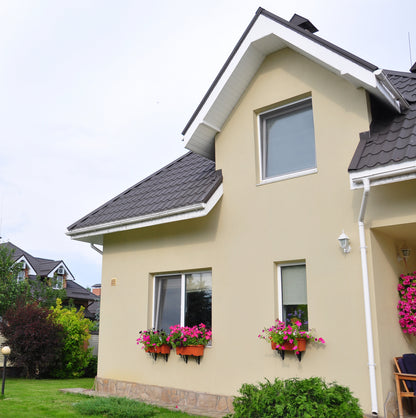 Derendo Fassadenfarbe Graubeige mit ULTRA Wetterschutz und Abperleffekt