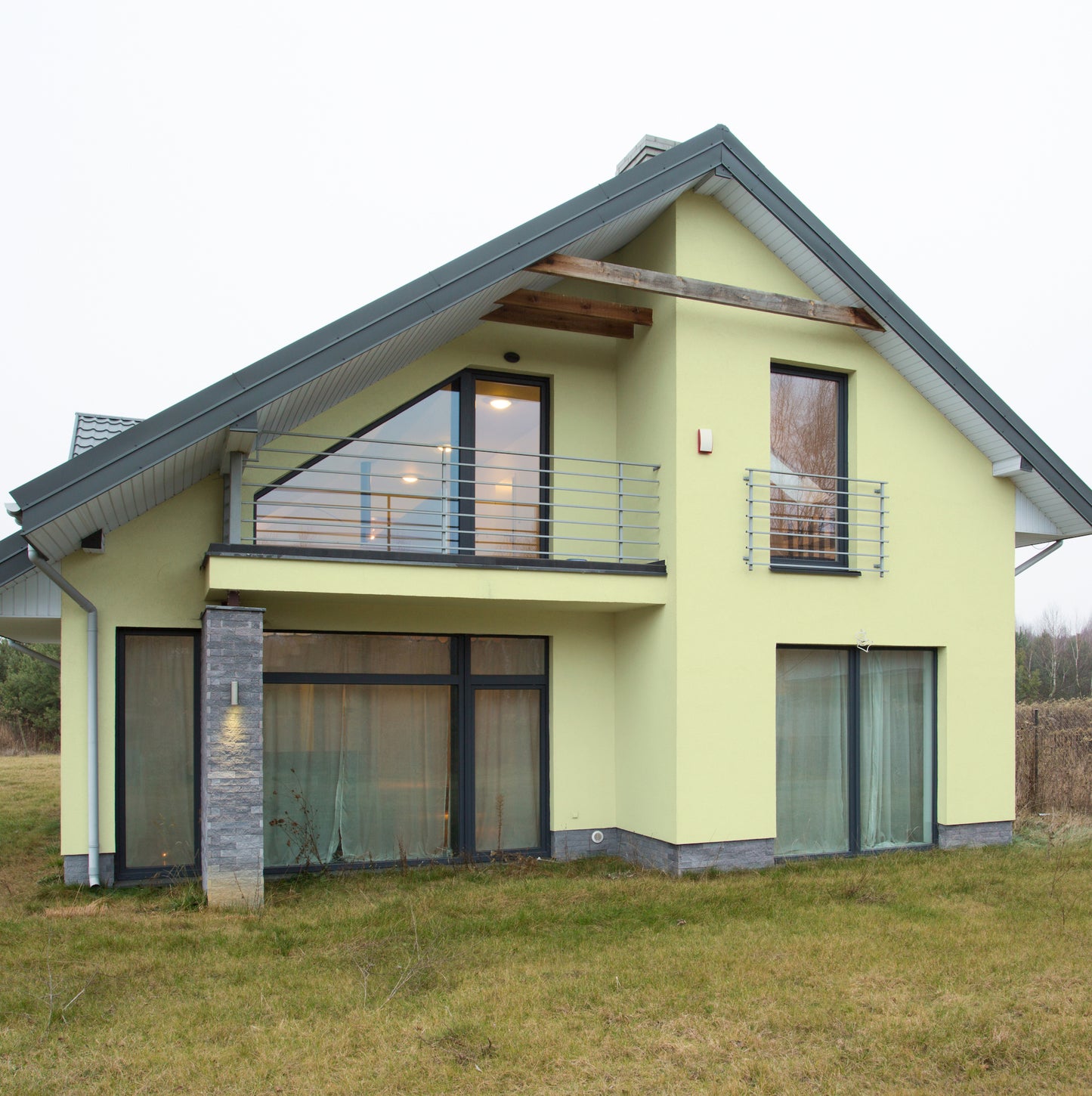 Derendo Fassadenfarbe Buttergelb mit ULTRA Wetterschutz und Abperleffekt