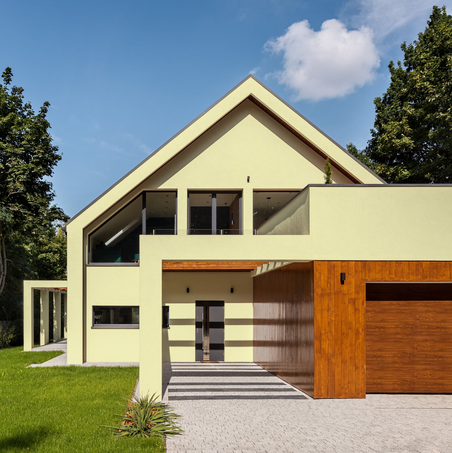 Derendo Fassadenfarbe Buttergelb mit ULTRA Wetterschutz und Abperleffekt