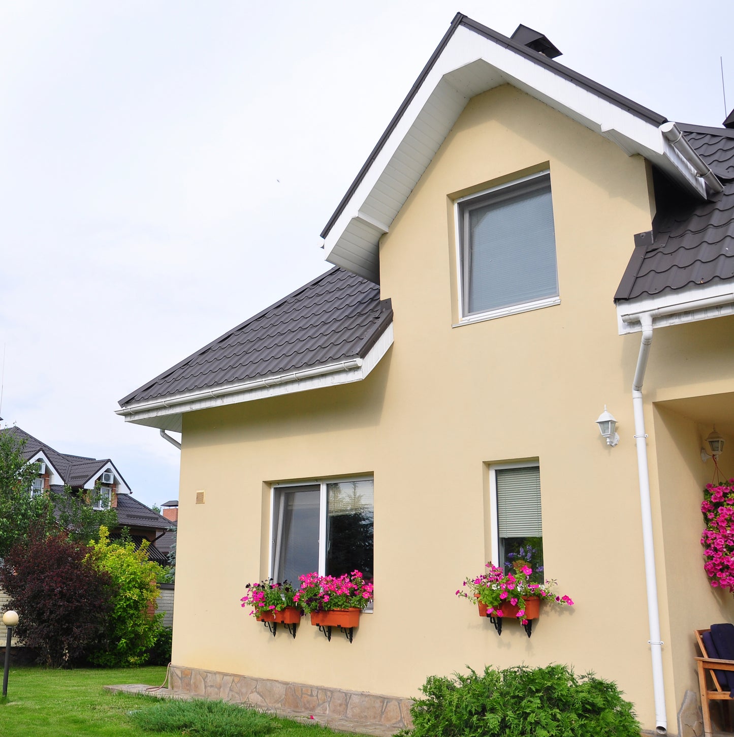 Derendo Fassadenfarbe Cremebeige mit ULTRA Wetterschutz und Abperleffekt
