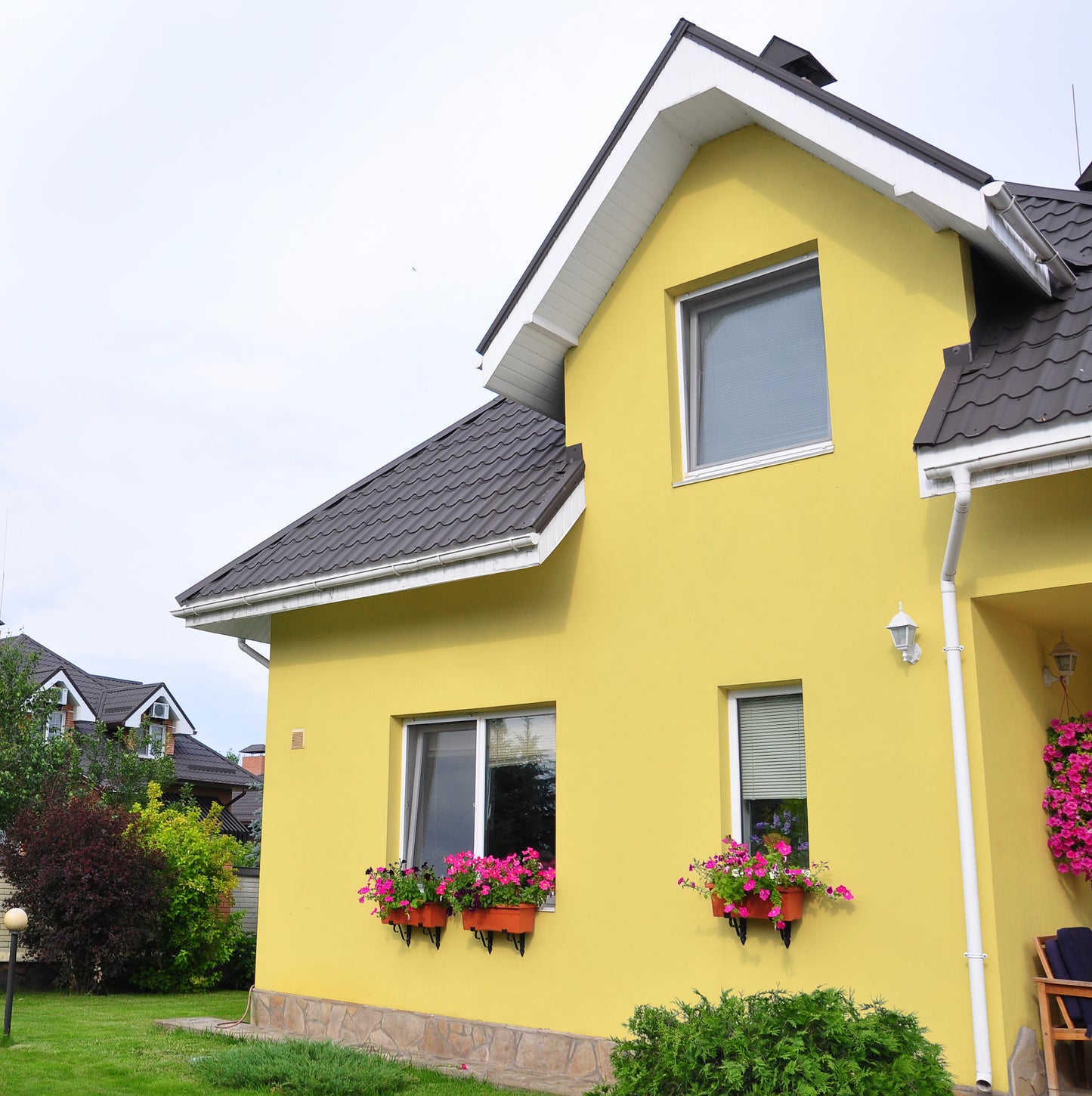 Derendo Fassadenfarbe Cremegelb mit ULTRA Wetterschutz und Abperleffekt