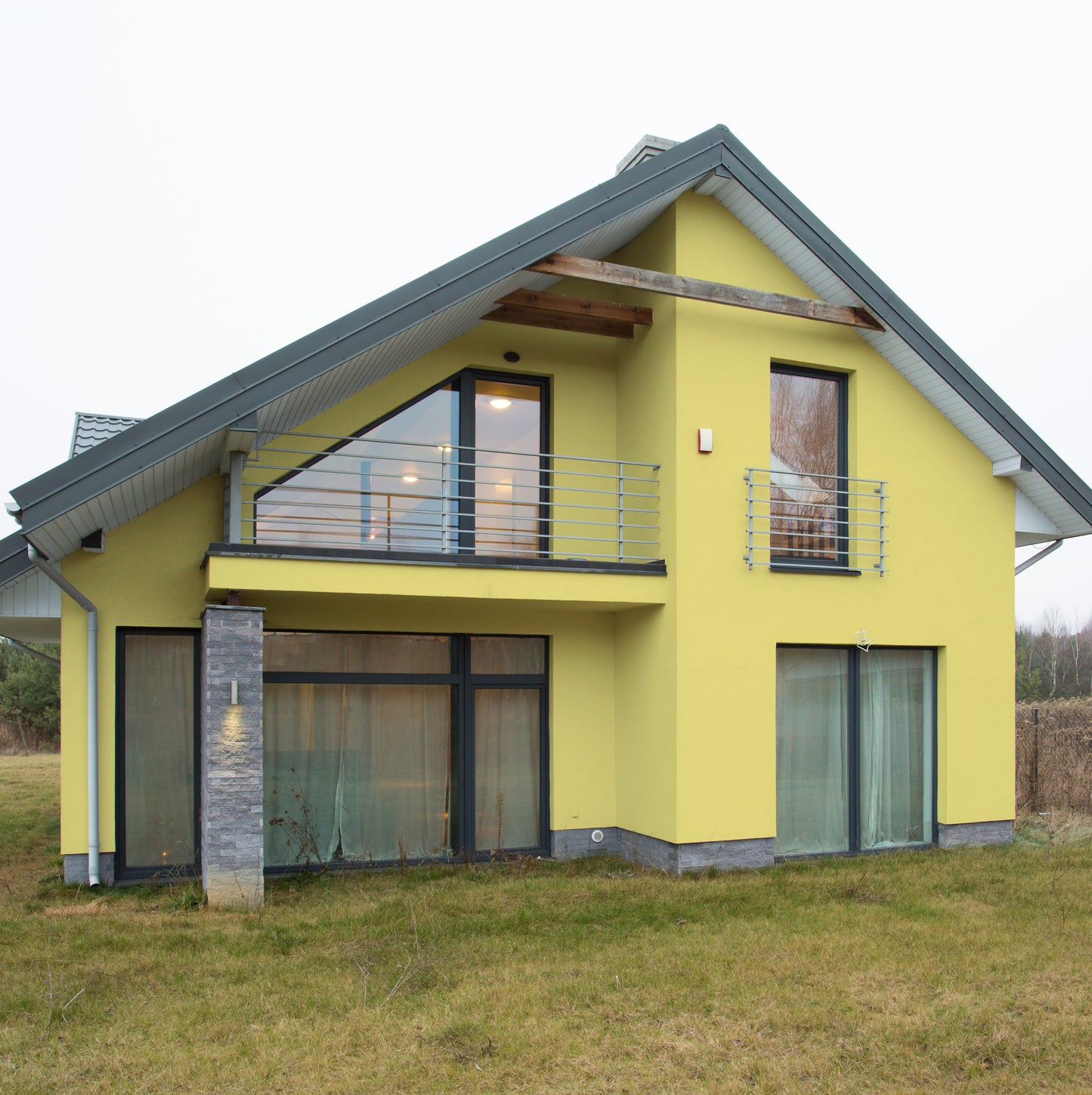Derendo Fassadenfarbe Cremegelb mit ULTRA Wetterschutz und Abperleffekt