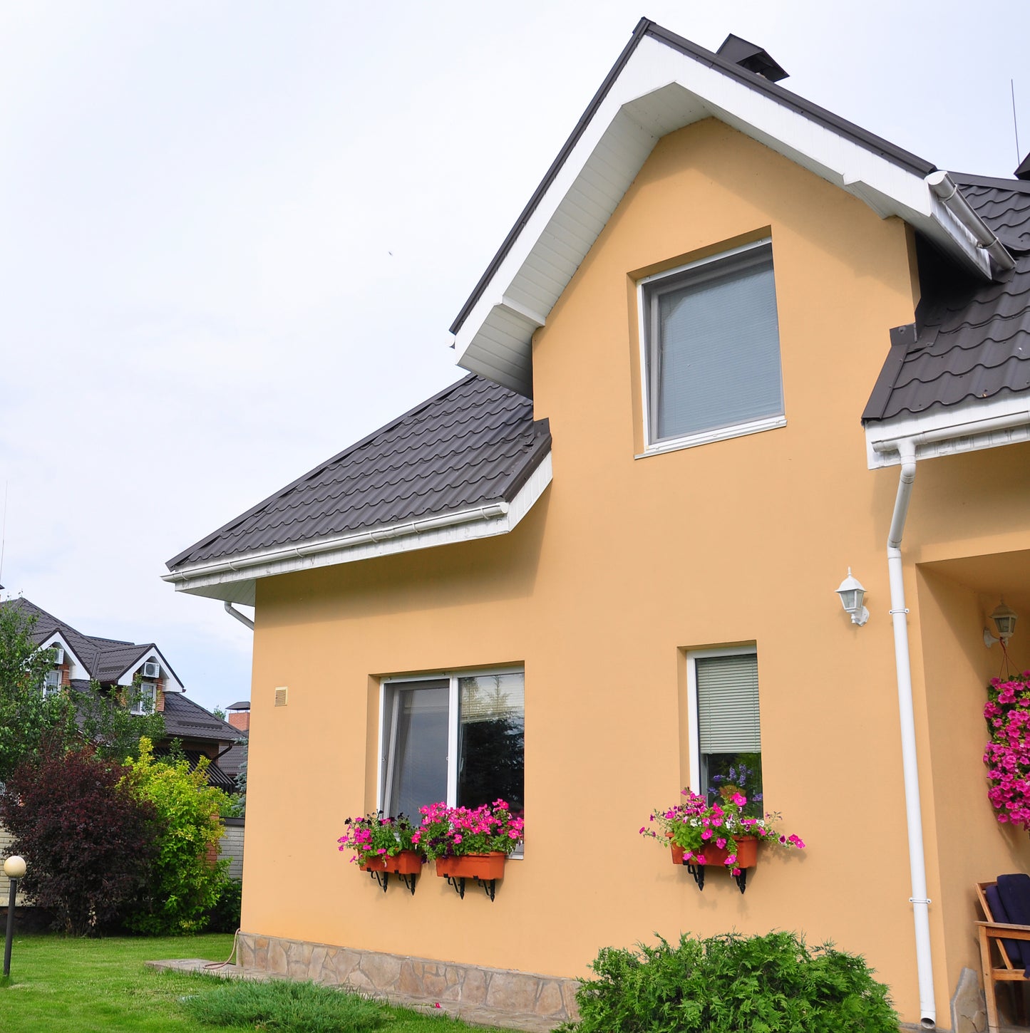 Derendo Fassadenfarbe Hellorange mit ULTRA Wetterschutz und Abperleffekt